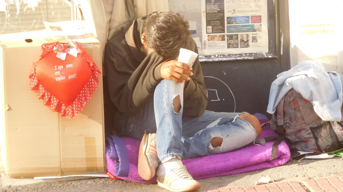 Ακαδημίας και Ιπποκράτους: Ένας άστεγος δίνει το δικό του μήνυμα ανθρωπιάς και ελπίδας